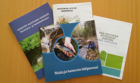 Kuvassa erilaisia oppaita