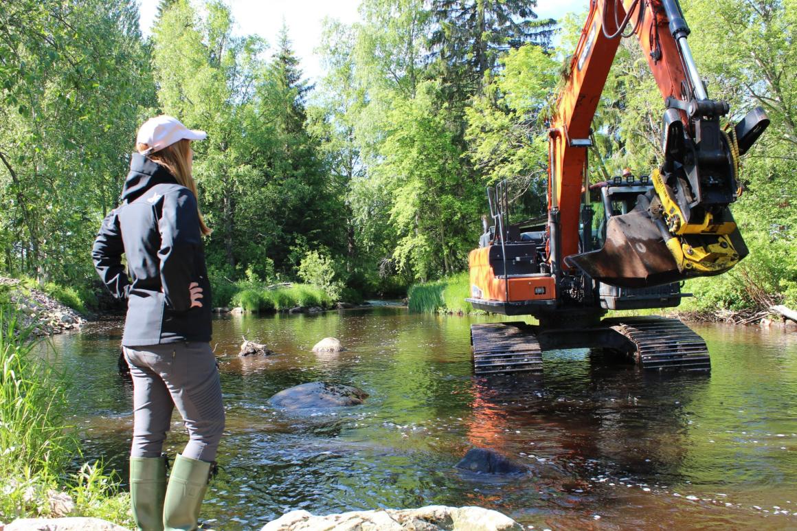 Pylväsojan konekunnostusta valvomassa hankevastaava Maija Schuss